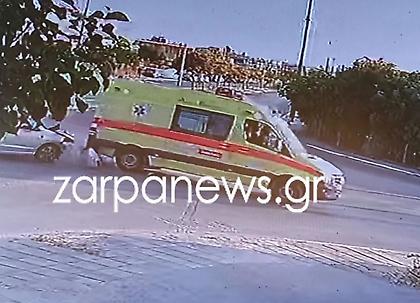 Χανιά: Συγκλονιστικό βίντεο από τη στιγμή που τουμπάρει ασθενοφόρο μετά τη σύγκρουση με ΙΧ