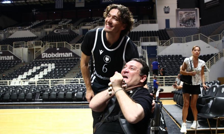 Ο Όσμαν έδειξε από την πρώτη μέρα γιατί ξεχωρίζει: Η αγκαλιά που κέρδισε τον κόσμο του ΠΑΟΚ