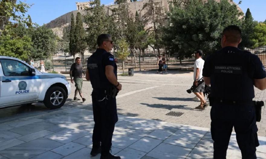 Επίθεση στην Ακρόπολη: Δίωξη για απόπειρα ανθρωποκτονίας στον 60χρονο για την επίθεση με μαχαίρι σε βάρος τουριστών