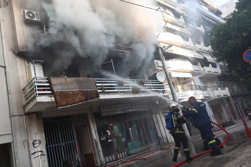 Φωτιά σε διαμέρισμα στον Πειραιά: Έχει καεί ολοσχερώς