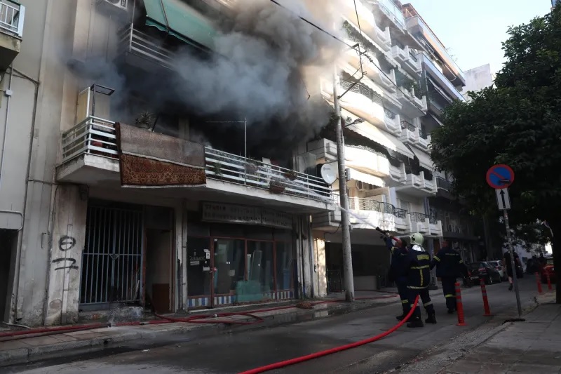 Φωτιά σε διαμέρισμα στον Πειραιά: Έχει καεί ολοσχερώς