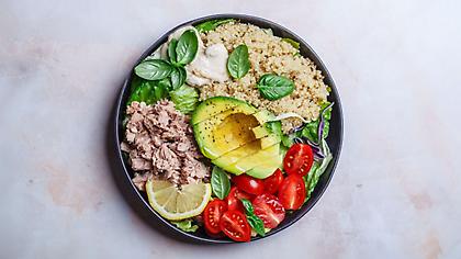 Tuna salad bowl με κινόα, αβοκάντο και ντοματίνια