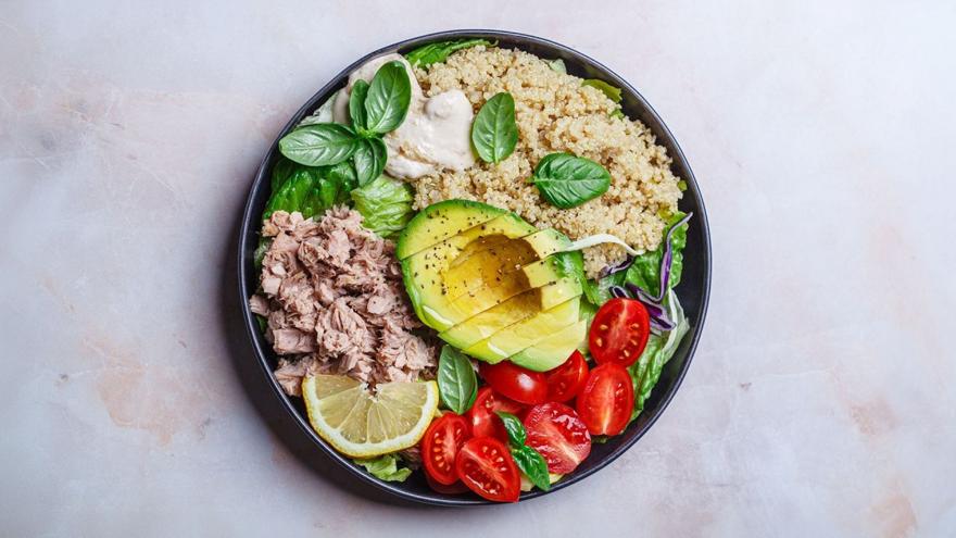 Tuna salad bowl με κινόα, αβοκάντο και ντοματίνια
