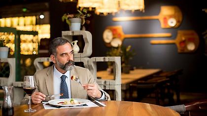 Solo Dining: Γιατί δεν πρέπει να θεωρείται ταμπού να βγεις για φαγητό μόνος