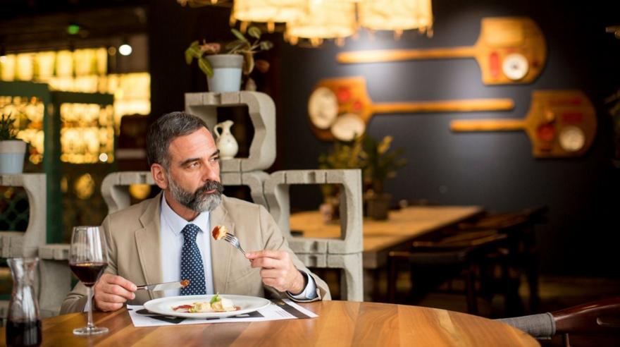 Solo Dining: Γιατί δεν πρέπει να θεωρείται ταμπού να βγεις για φαγητό μόνος