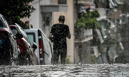 Η κακοκαιρία «σάρωσε» τη χώρα: Μπουρίνια, χαλάζι και πτώσεις δέντρων- Βροχές και στην Αττική
