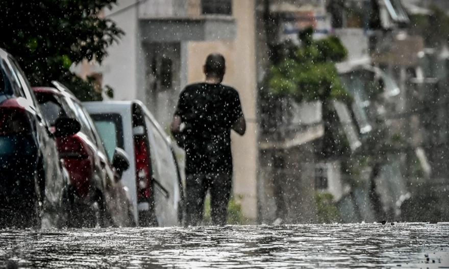 Η κακοκαιρία «σάρωσε» τη χώρα: Μπουρίνια, χαλάζι και πτώσεις δέντρων- Βροχές και στην Αττική
