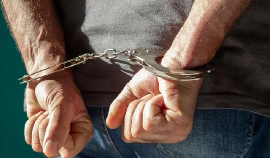 Έφοδος της ΕΛ.ΑΣ. σε σπίτι 22χρονου στις Αχαρνές: Βρέθηκαν μαχαίρι karambit, αεροβόλο και κάνναβη