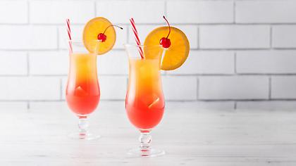 Tequila Sunrise: Το κλασικό καλοκαιρινό κοκτέιλ που θυμίζει ανατολή του ήλιου