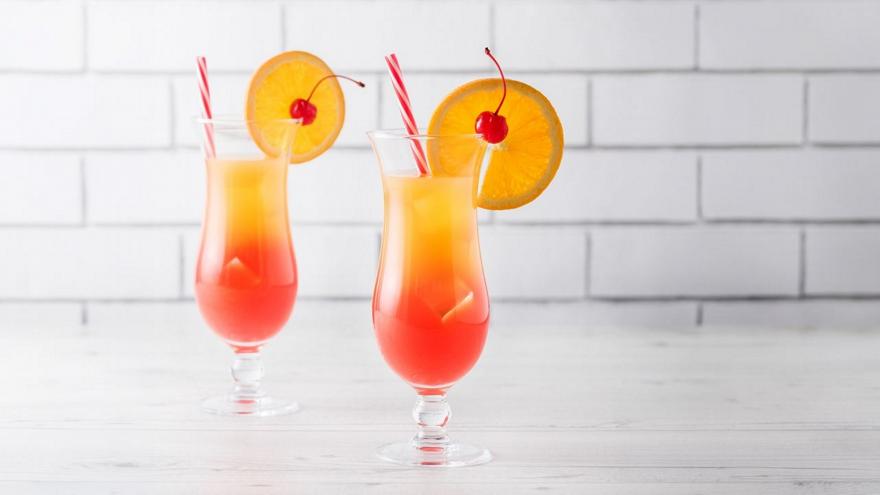 Tequila Sunrise: Το κλασικό καλοκαιρινό κοκτέιλ που θυμίζει ανατολή του ήλιου
