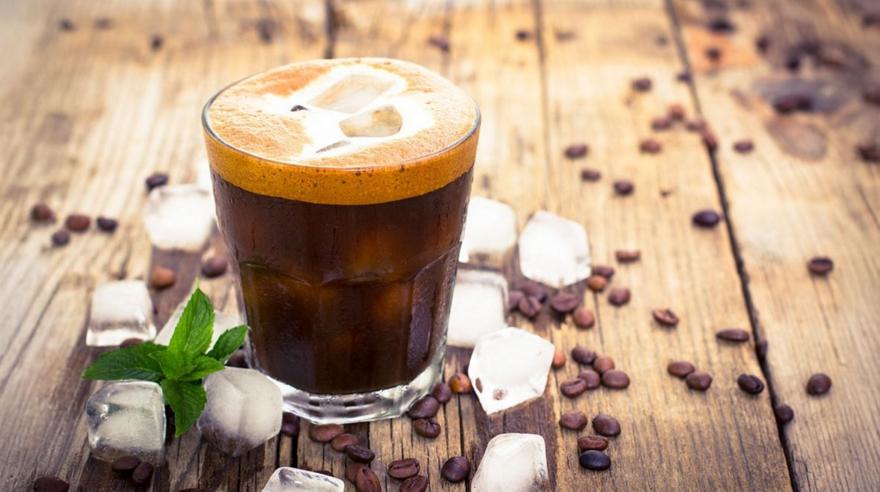Πώς να φτιάξεις freddo espresso στο σπίτι σαν να τον πήρες απ’ έξω