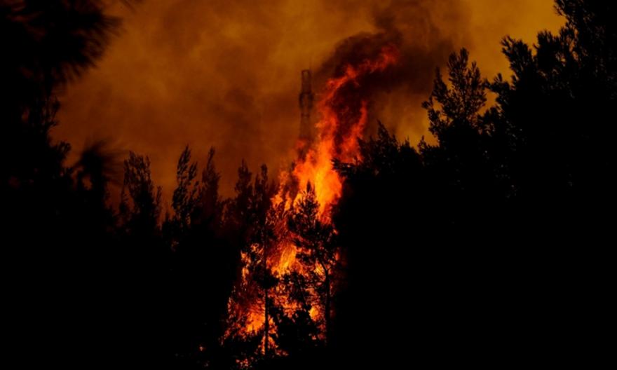 Ολονύκτια μάχη με τις φλόγες σε Κρήτη και Λέσβο - Νεκροί 3 πυροσβέστες