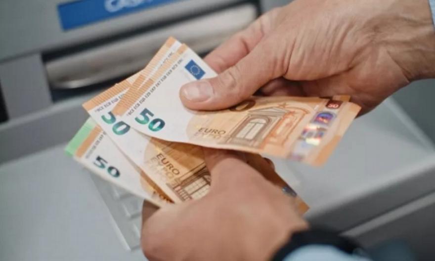 Σήμερα πληρώνει: Ποιοι θα δουν το απόγευμα χρήματα στους λογαριασμούς τους