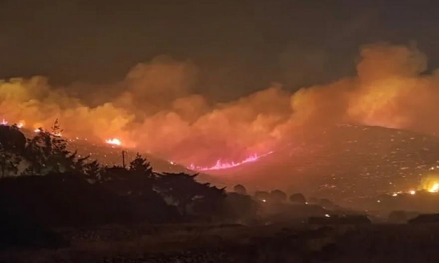 Βελτιωμένη η εικόνα της φωτιάς στην Πάρο - Μάχη της Πυροσβεστικής με τις διάσπαρτες εστίες