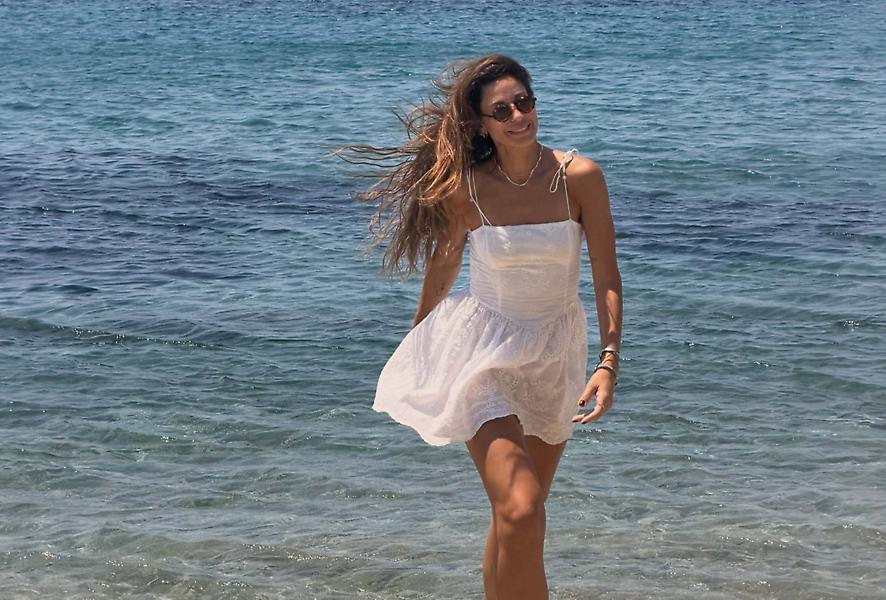 Κατερίνα Παπουτσάκη: Το άλμα από τον μόλο και τα τρία μαγιό που έκλεψαν τις εντυπώσεις στην Κύθνο
