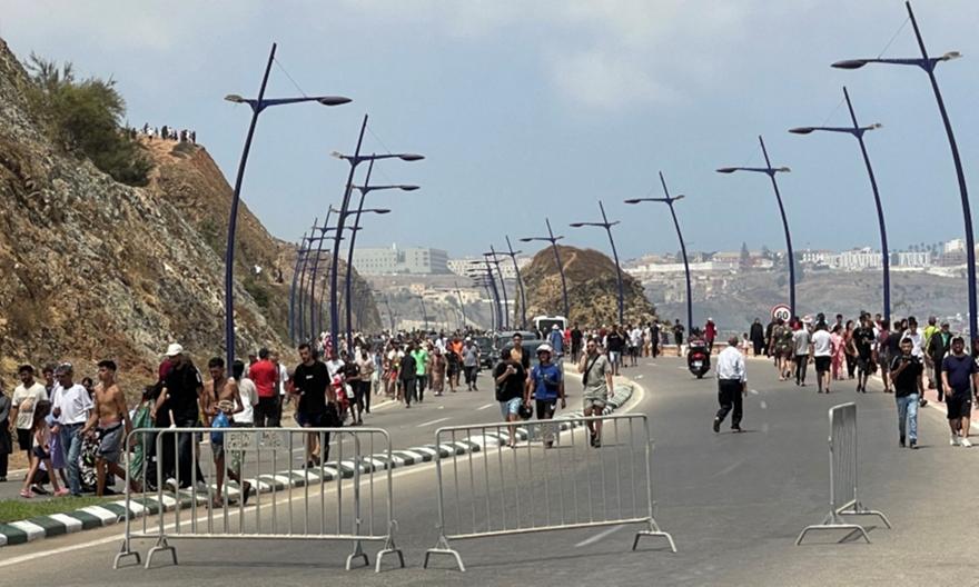 Ισπανία: Χιλιάδες μετανάστες πήδηξαν τον φράχτη και πέρασαν στη Θέουτα