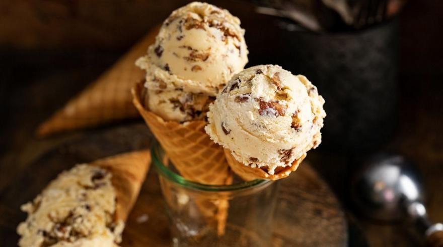 Toasted ice cream: Η νέα τάση στο TikTok που ψήνει τα υλικά πριν τα κάνει παγωτό