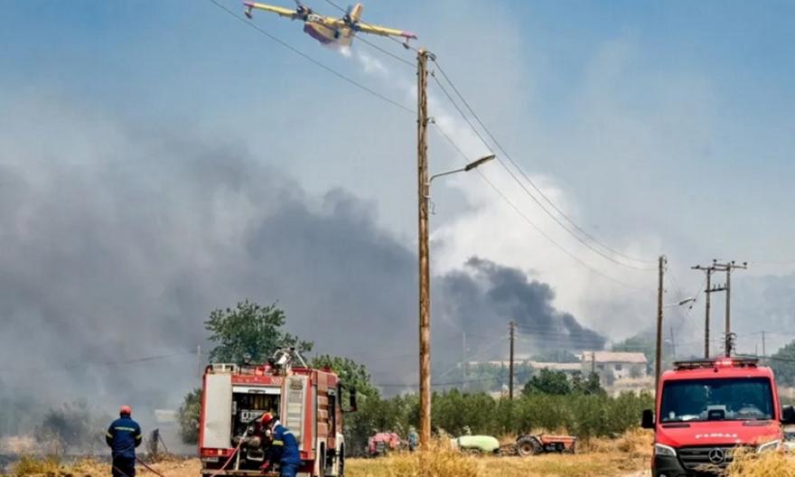Πύρινη κόλαση σε Αττική, Άρτα, Βοιωτία, Αργολίδα και Αχαΐα – Εκκενώνεται το Πόρτο Γερμενό