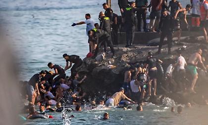 Θέουτα: Οι 24 ώρες χάους, η δικαστική απόφαση που άνοιξε την «κερκόπορτα» και το ρήγμα στη Σένγκεν