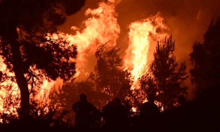 Σε πύρινο κλοιό το Πόρτο Γερμενό - Έκλεισαν δρόμοι - Καίγονται σπίτια