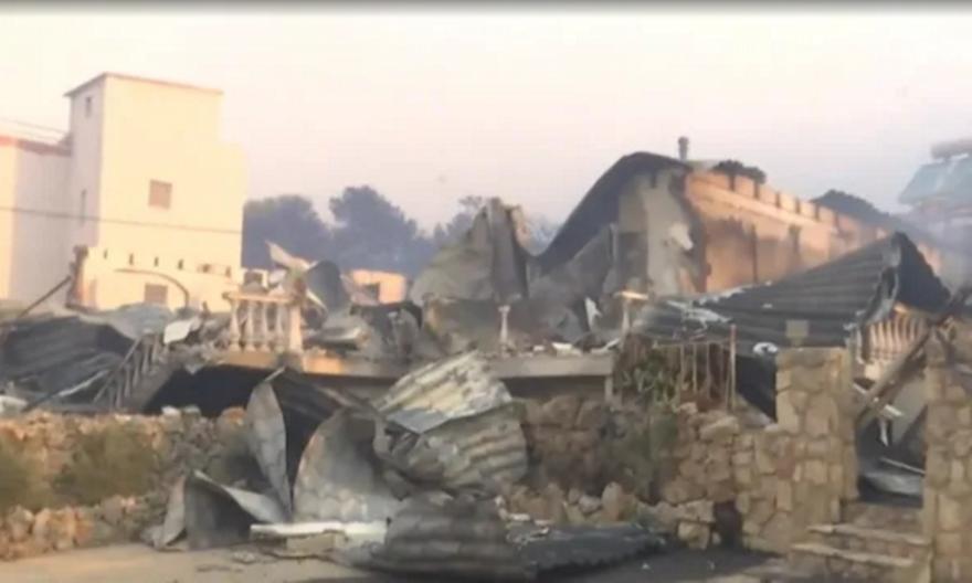 Μεγάλη φωτιά στο Πόρτο Γερμενό - Κάηκαν σπίτια, σταμάτησαν τα εναέρια λόγω ισχυρών ανέμων