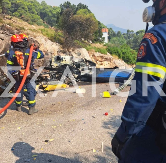 Φωτογραφίες-ντοκουμέντο από τα συντρίμμια του ενός ελικοπτέρου που συνετρίβη στην Ψάθα