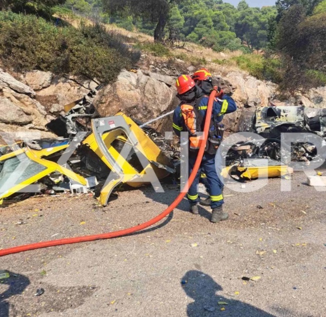 Φωτογραφίες-ντοκουμέντο από τα συντρίμμια του ενός ελικοπτέρου που συνετρίβη στην Ψάθα