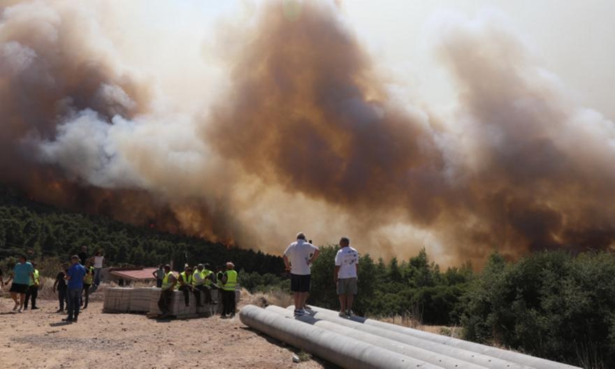 Σε πύρινο κλοιό Άγιος Νεκτάριος και Κρύο Πηγάδι, μια ανάσα από τα σπίτια οι φλόγες - Επικίνδυνη φωτιά και στην Κεφαλονιά