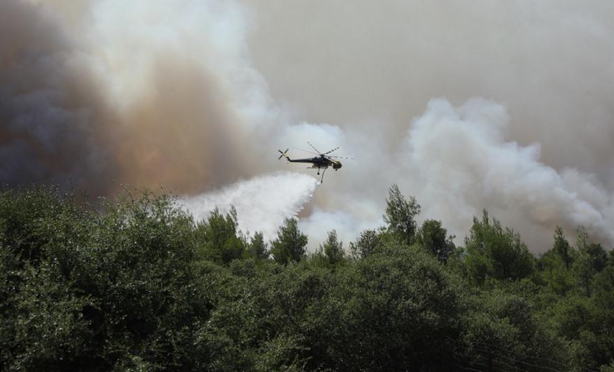 Δυο χειριστές χωρίς τις αισθήσεις τους μετά τη σύγκρουση των πυροσβεστικών ελικοπτέρων στην Ψάθα