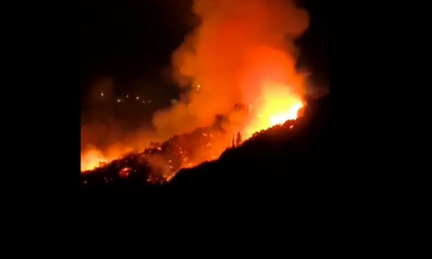 Σε εξέλιξη η πυρκαγιά στην Κεφαλονιά: Προς τη θάλασσα η φωτιά - Μπαράζ 112 για εκκενώσεις οικισμών