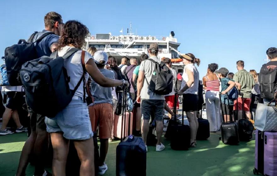 Μαζική έξοδος των αδειούχων Aυγούστου – Πάνω από 61.000 επιβάτες αναχώρησαν από τα λιμάνια της Αττικής