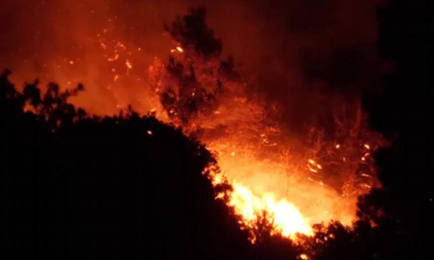 Ολονύχτια μάχη με τις φλόγες στη Δυτική Αττική: Κρίσιμα τα μέτωπα σε Κρύο Πηγάδι, Άγιο Νεκτάριο και Κανδήλι - Μπαράζ 112