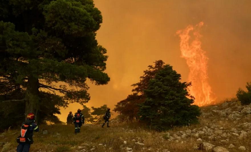 Τέταρτη νύχτα αγωνίας στη Δυτική Αττική - Μάχη με τις φλόγες σε Ψάθα και Λούμπα