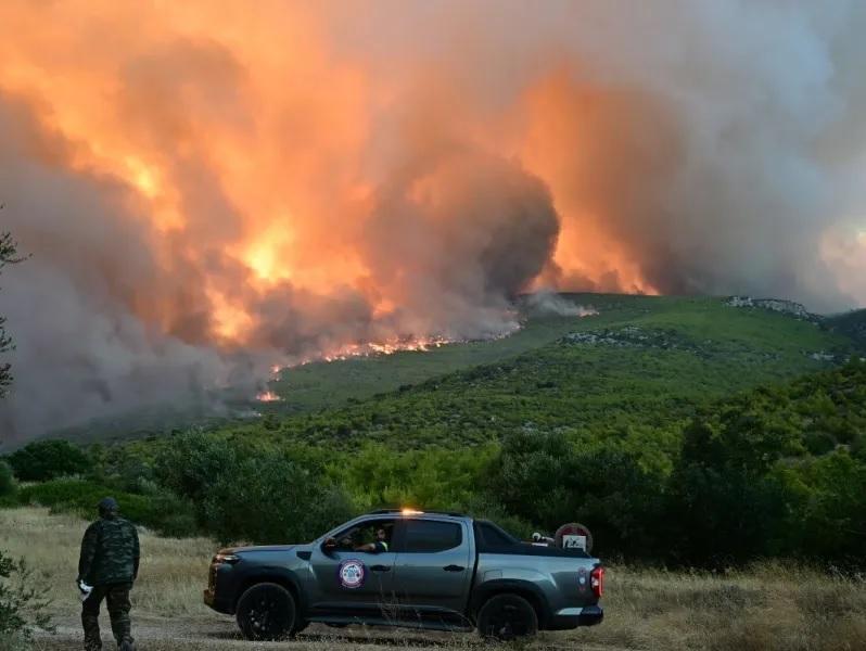 ΜΕΤΕΟ: Σε 2 βασικές ζώνες οι σημαντικότερες ενεργές εστίες της πυρκαγιάς στη Δυτική Αττική