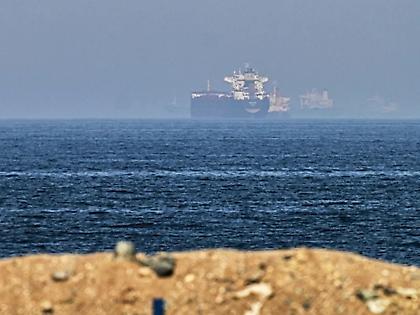 Εγκαταλείφθηκε το ελληνικών συμφερόντων πλοίο μετά το πλήγμα στο Στενό του Ορμούζ - Αγνοείται ναυτικός