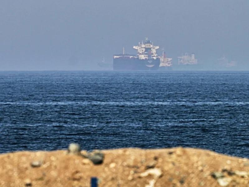 Εγκαταλείφθηκε το ελληνικών συμφερόντων πλοίο μετά το πλήγμα στο Στενό του Ορμούζ - Αγνοείται ναυτικός