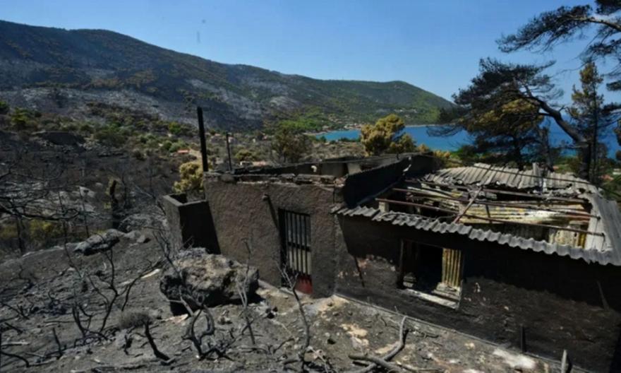 Δυτική Αττική: Περιπολίες στα καμένα για τον κίνδυνο αναζωπυρώσεων - Εικόνες καταστροφής