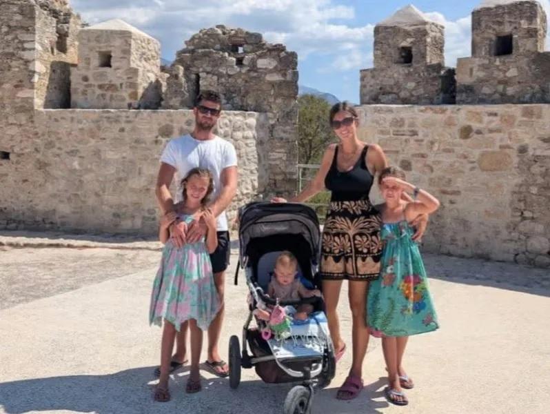 Τραγική ιστορία οικογένειας Βρετανών: Θα μετακόμιζε σε σπίτι στην Αιγιάλεια που καταστράφηκε στις πυρκαγιές