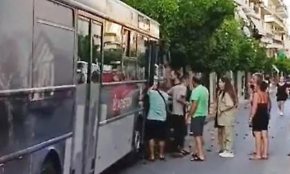Σοκαριστικό περιστατικό στο Αίγιο: Οδηγός λεωφορείου υπέστη ανακοπή- Tο όχημα έπεφτε πάνω σε άλλα ΙΧ