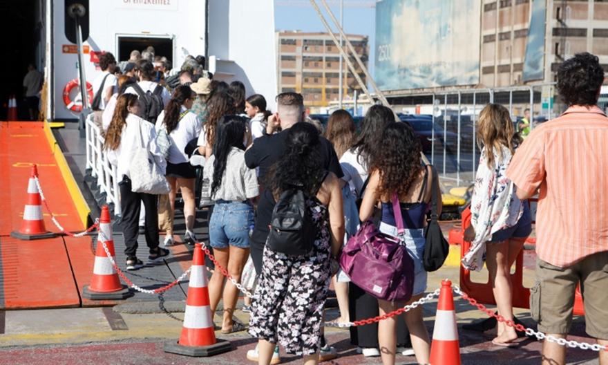Μαζική η έξοδος των αδειούχων – Γεμάτα αναχωρούν τα πλοία