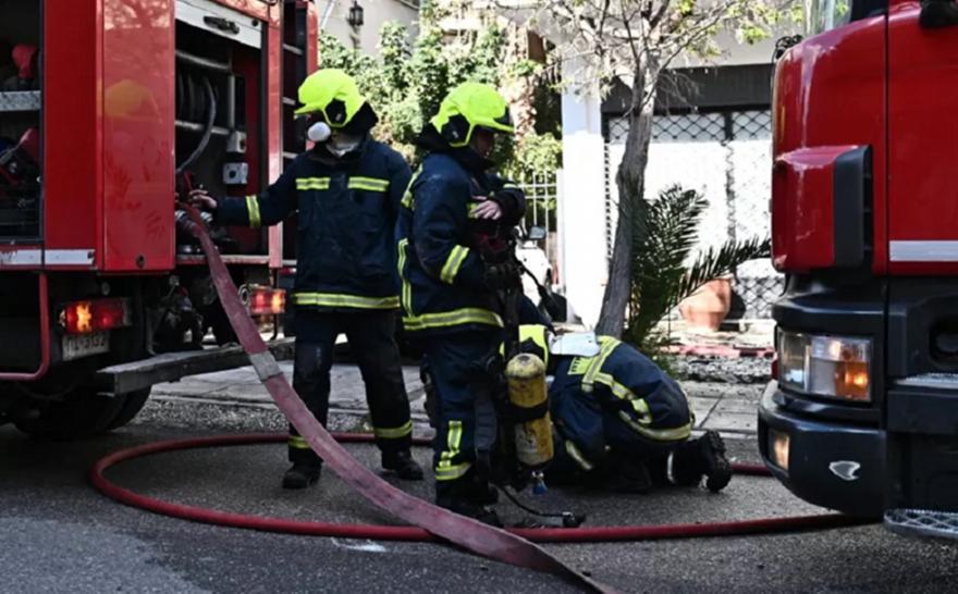 Φωτιά σε ακατοίκητο κτίριο στην οδό Κουμουνδούρου - Απεγκλωβίστηκε άτομο