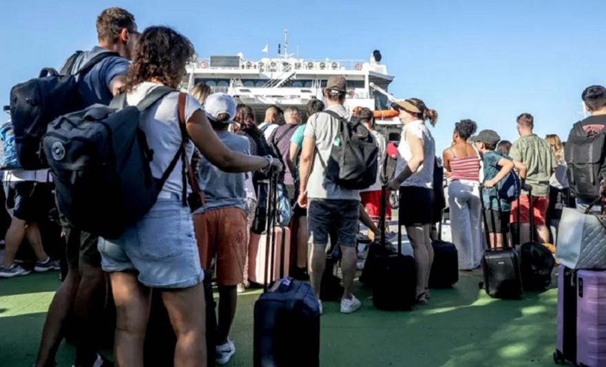 Όπου φύγει - φύγει: Πάνω από 56.000 επιβάτες αναχωρούν σήμερα από τα λιμάνια