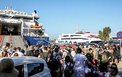 Κορυφώνεται η έξοδος των αδειούχων: Γεμάτα τα πλοία και τα ΚΤΕΛ, αδειάζει η Αθήνα