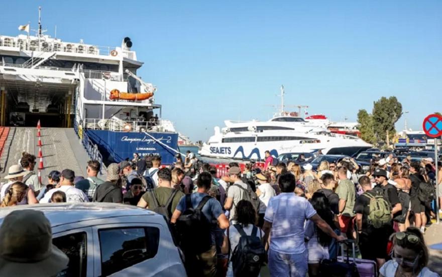 Κορυφώνεται η έξοδος των αδειούχων: Γεμάτα τα πλοία και τα ΚΤΕΛ, αδειάζει η Αθήνα