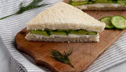 Cucumber sandwich: Το αγγλικό σάντουιτς με αγγούρι και βούτυρο