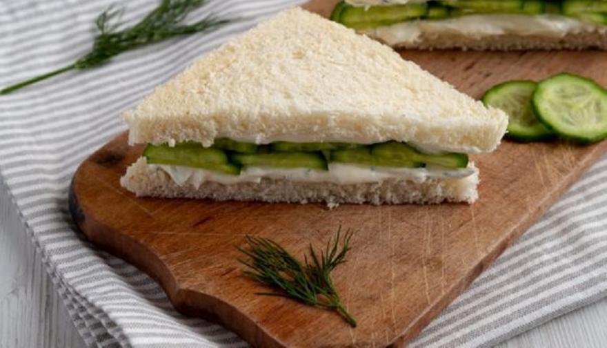 Cucumber sandwich: Το αγγλικό σάντουιτς με αγγούρι και βούτυρο