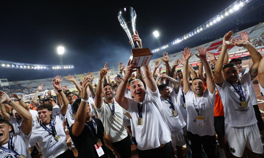 Η απονομή του Superbet Super Cup στον ΟΦΗ