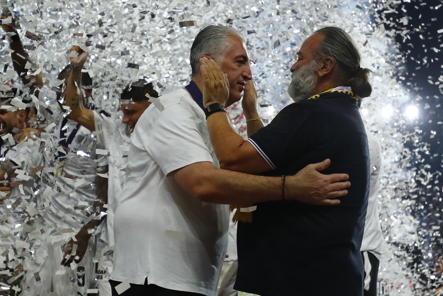 Respect: Οι παίκτες της ΑΕΚ έμειναν στο γήπεδο για την απονομή του ΟΦΗ-Συγχαρητήρια Ηλιόπο