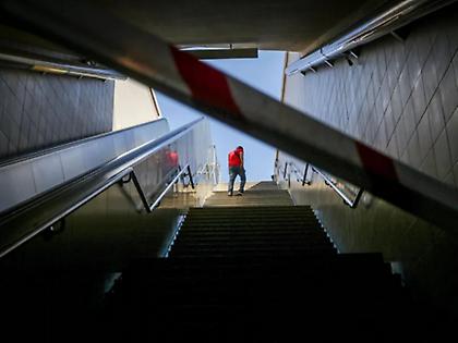 Χωρίς τις αισθήσεις του ο άνδρας που έπεσε στις ράγες του Μετρό στον σταθμό «Άγιος Αντώνιος»