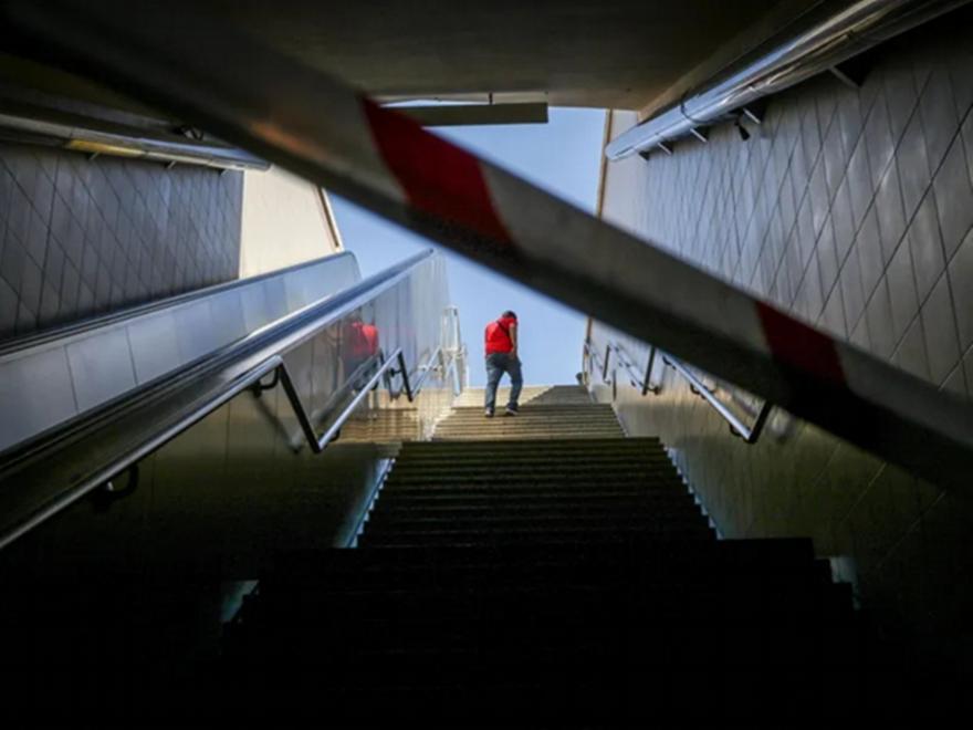 Χωρίς τις αισθήσεις του ο άνδρας που έπεσε στις ράγες του Μετρό στον σταθμό «Άγιος Αντώνιος»